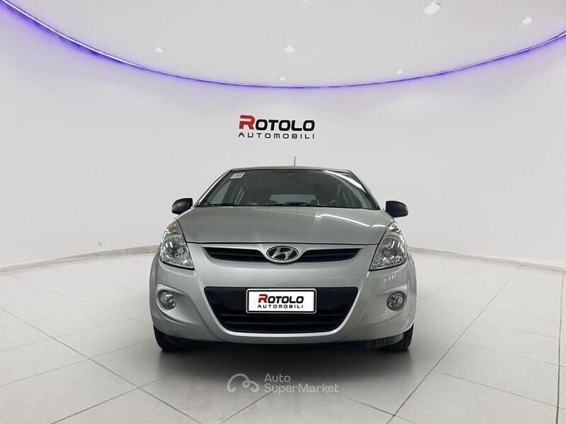 Usata Hyundai i20 Comfort 77 CV (56 kW) 2009 Gray Utilitaria