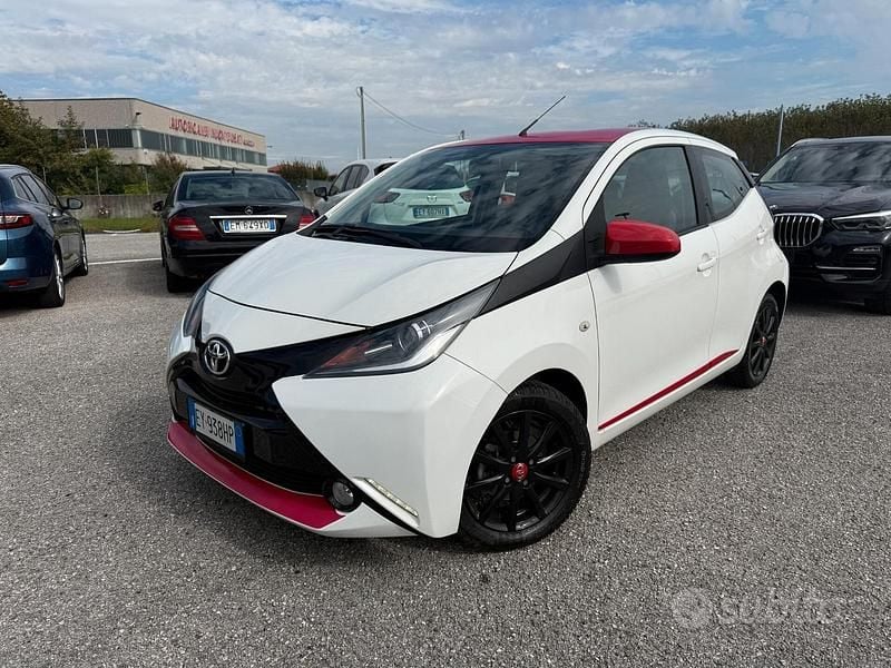 Bianco Usata 2015 Toyota Aygo X-play Due volumi | 6900 € (Buon prezzo) - Immagine 1/4