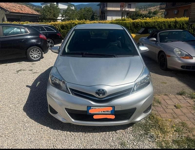 Usata Toyota Yaris 90 CV (66 kW) 2012 Grigio Berlina