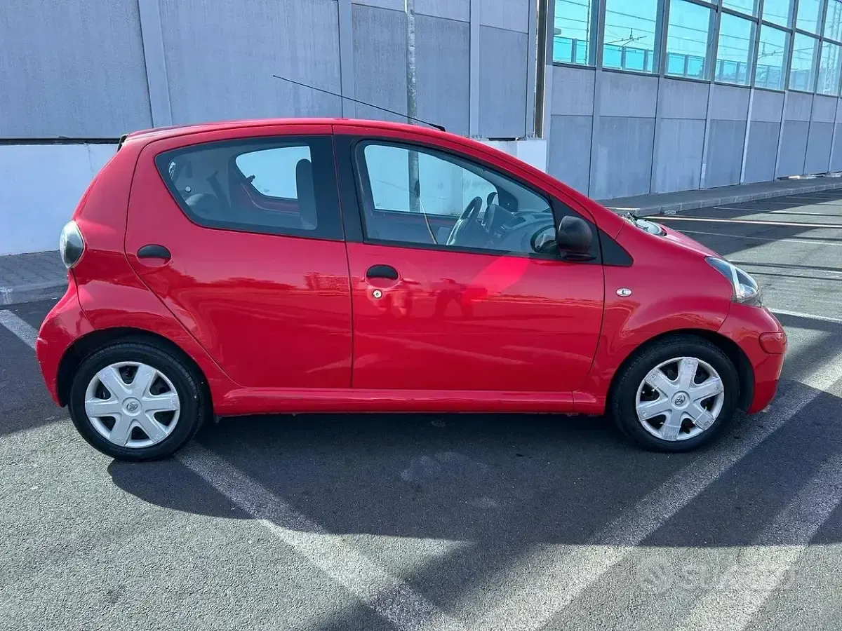 Usata Toyota Aygo 68 CV (50 kW) 2010 Rosso Utilitaria