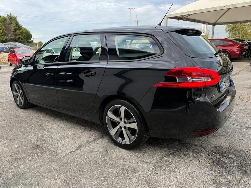 Usata Peugeot 308 Active 963 CV (708 kW) 2018 Nero Station wagon