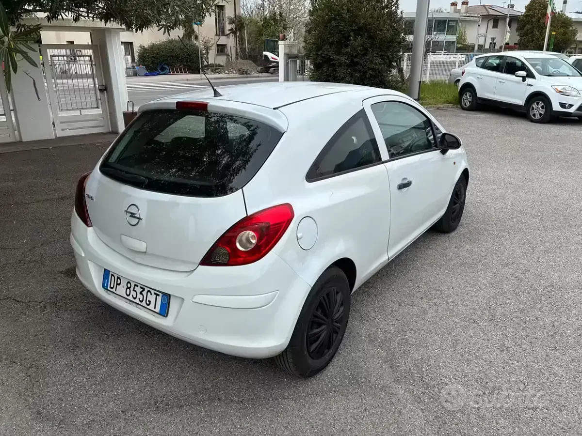 Usata Opel Corsa 60 CV (44 kW) 2008 Bianco Utilitaria