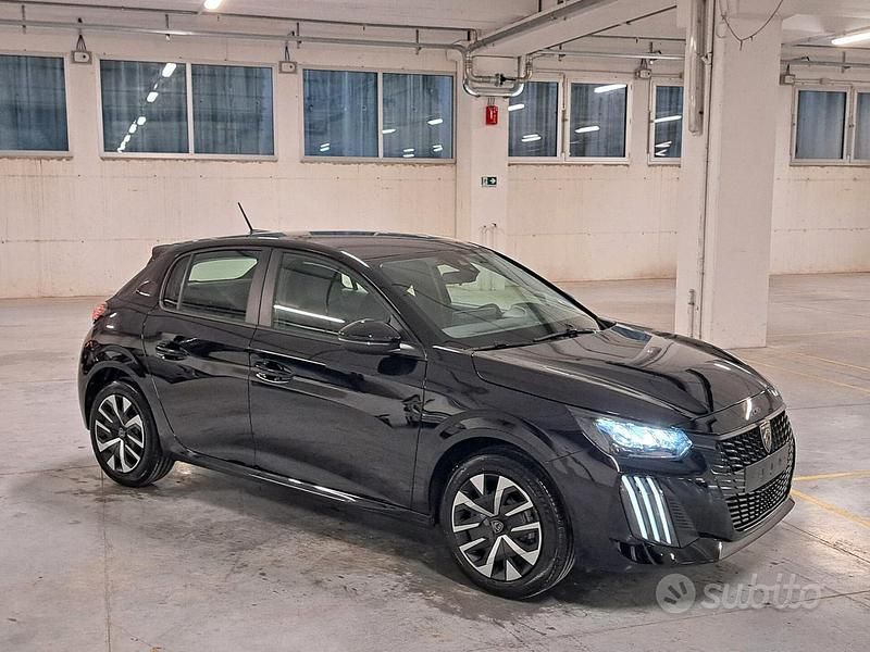 Usata Peugeot 208 Active 101 CV (74 kW) 2024 Nero Utilitaria
