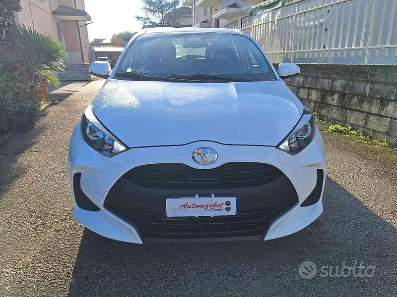 Usata Toyota Yaris Hybrid Active 92 CV (67 kW) 2025 Bianco Berlina
