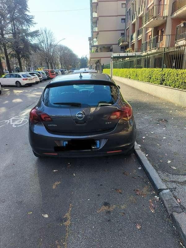 Usata Opel Astra Cosmo 110 CV (80 kW) 2010 Berlina
