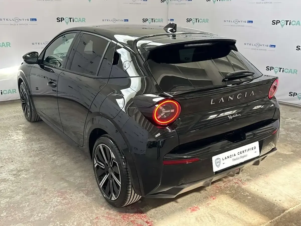 Usata Lancia Ypsilon 101 CV (74 kW) 2025 Nero Utilitaria