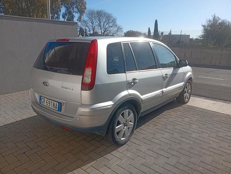 Usata Ford Fusion 101 CV (74 kW) 2010 Grigio Utilitaria