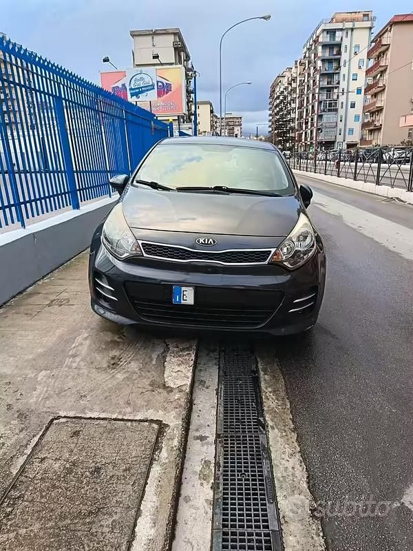 Usata Kia Rio 75 CV (55 kW) 2016 Grigio Utilitaria