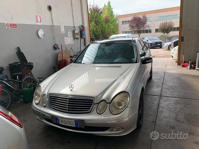 Usata Mercedes E270 Avantgarde 170 CV (125 kW) 2002 Grigio Berlina