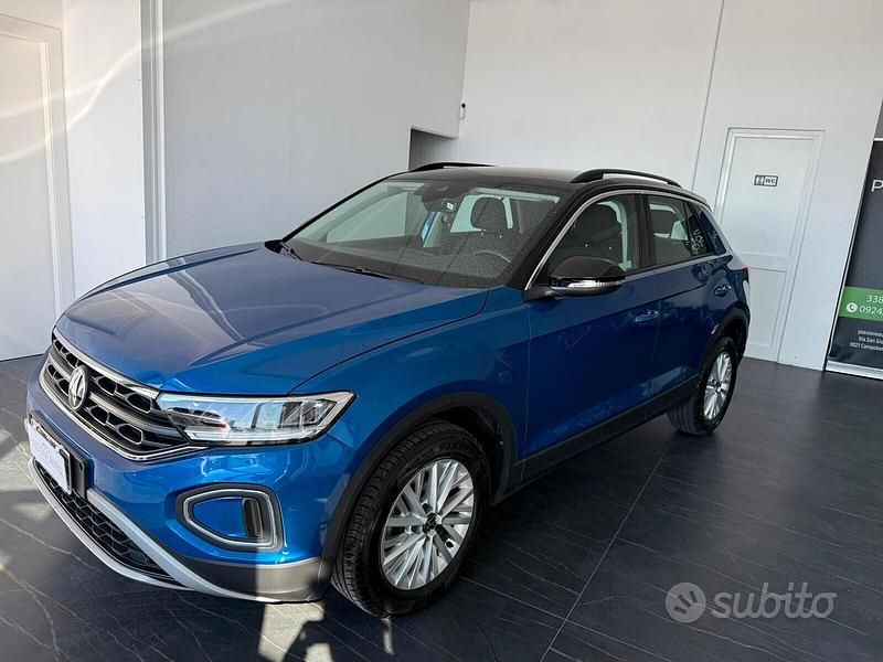Usata VW T-Roc Life 110 CV (80 kW) 2023 Blu SUV