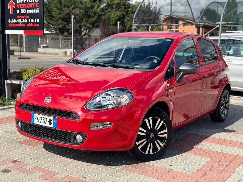 Usata Fiat Punto Young 69 CV (50 kW) 2015 Rosso Berlina