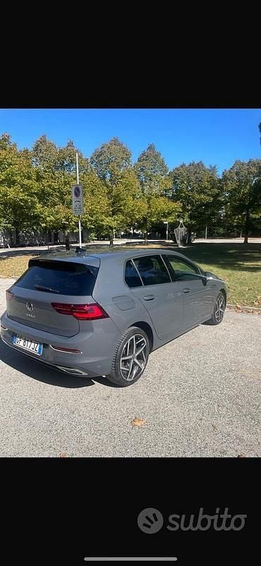 Grigio Usata 2022 VW Golf Style Berlina | 25.000 € (Molto cara) - Immagine 1/4