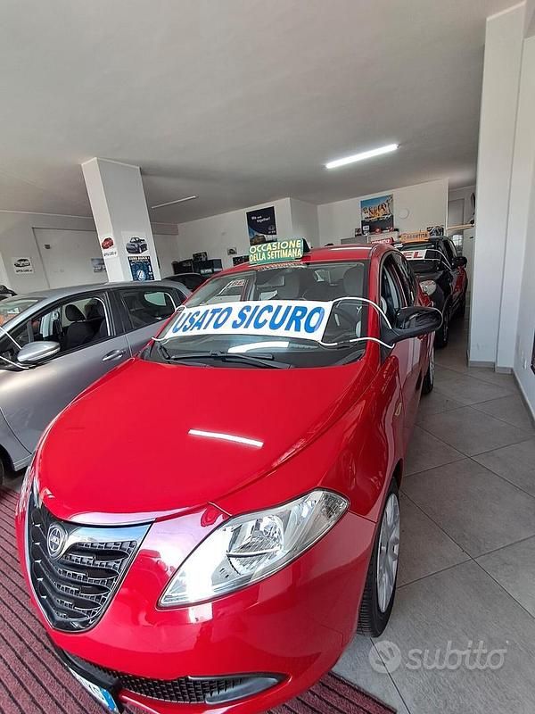Usata Lancia Ypsilon Gold 69 CV (50 kW) 2015 Rosso Utilitaria