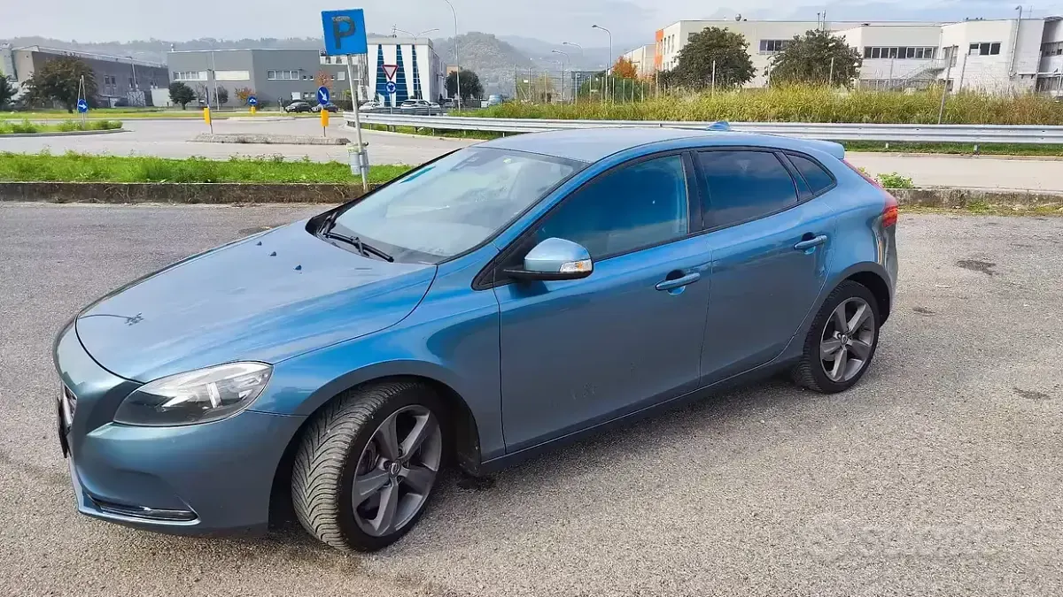 Usata Volvo V40 Kinetic 150 CV (110 kW) 2013 Bluazzurro Berlina