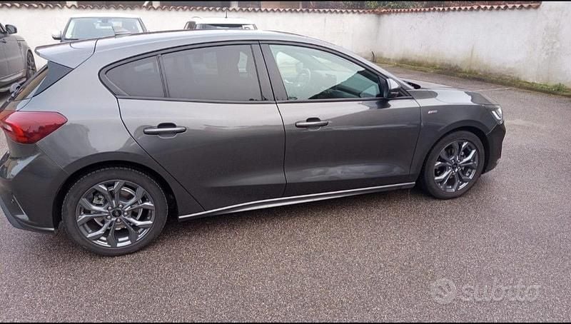 Usata Ford Focus ST-Line 120 CV (88 kW) 2023 Grigio Berlina