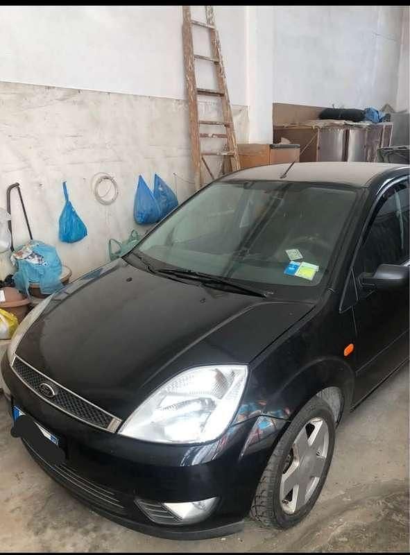 Usata Ford Fiesta Ghia 68 CV (50 kW) 2004 Nero Berlina