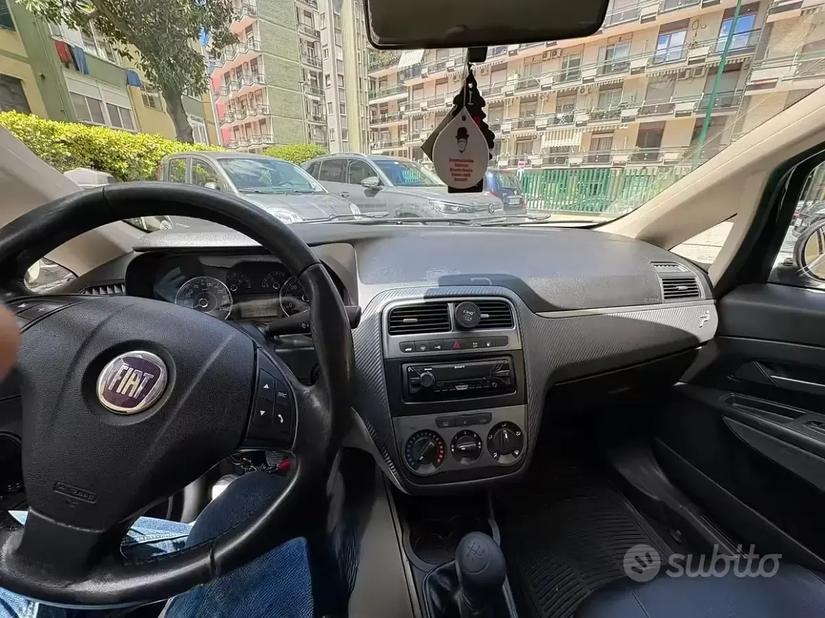 Usado Fiat Punto 77 CV (56 kW) 2009 Negro Utilitario