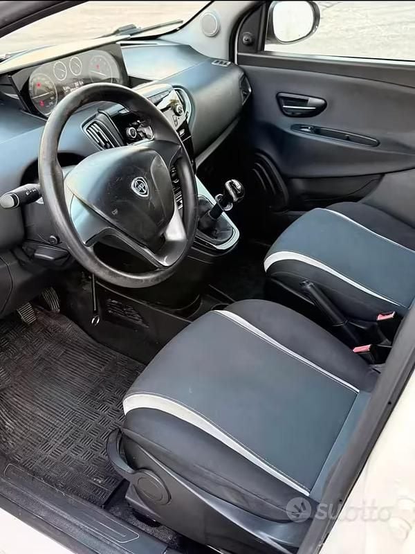 Usata Lancia Ypsilon 69 CV (50 kW) 2015 Bianco Utilitaria