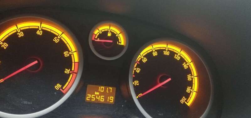 Grigio Usata 2007 Opel Corsa Enjoy Tre volumi | 1400 € (Buon prezzo) - Immagine 1/4