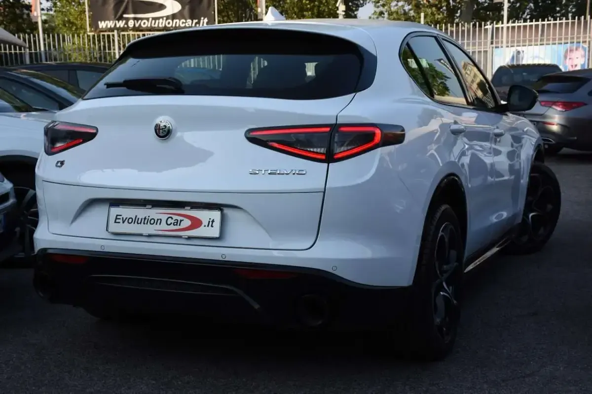 Usata Alfa Romeo Stelvio Veloce 209 CV (153 kW) 2023 Bianco pastello SUV