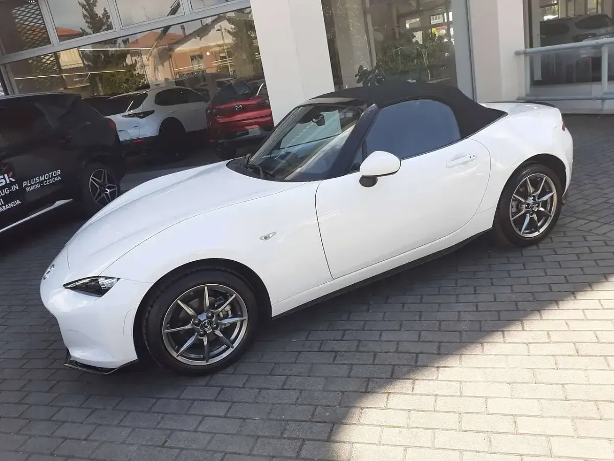 Usata Mazda MX5 Exclusive-Line 132 CV (97 kW) 2023 Bianco Cabrio