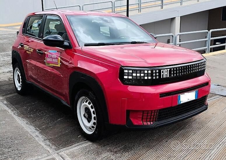 Usata Fiat Grande Panda Red 97 kW (132 CV) 2025 Rosso Utilitaria