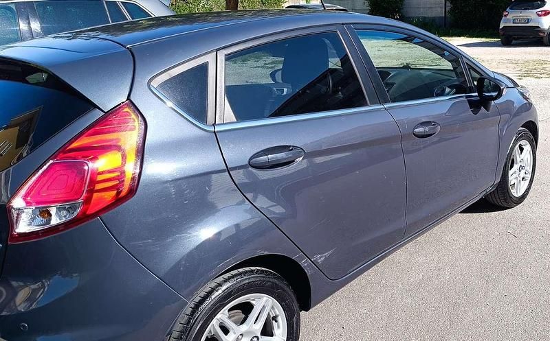 Begagnad Ford Fiesta Business Edition 97 HK (71 kW) 2013 Grå Sedan