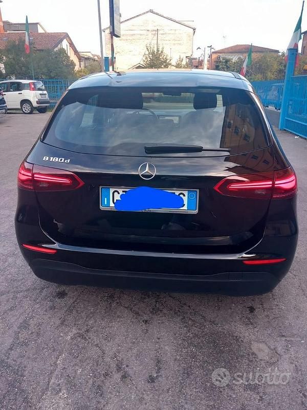 Usata Mercedes B180 109 CV (80 kW) 2024 Nero Monovolume