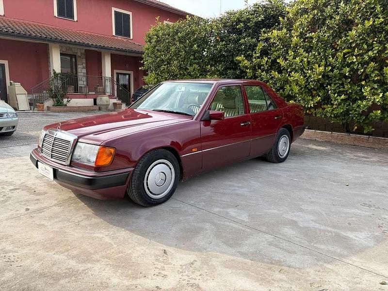 Usata Mercedes E200 136 CV (100 kW) 1993 Rosso Berlina