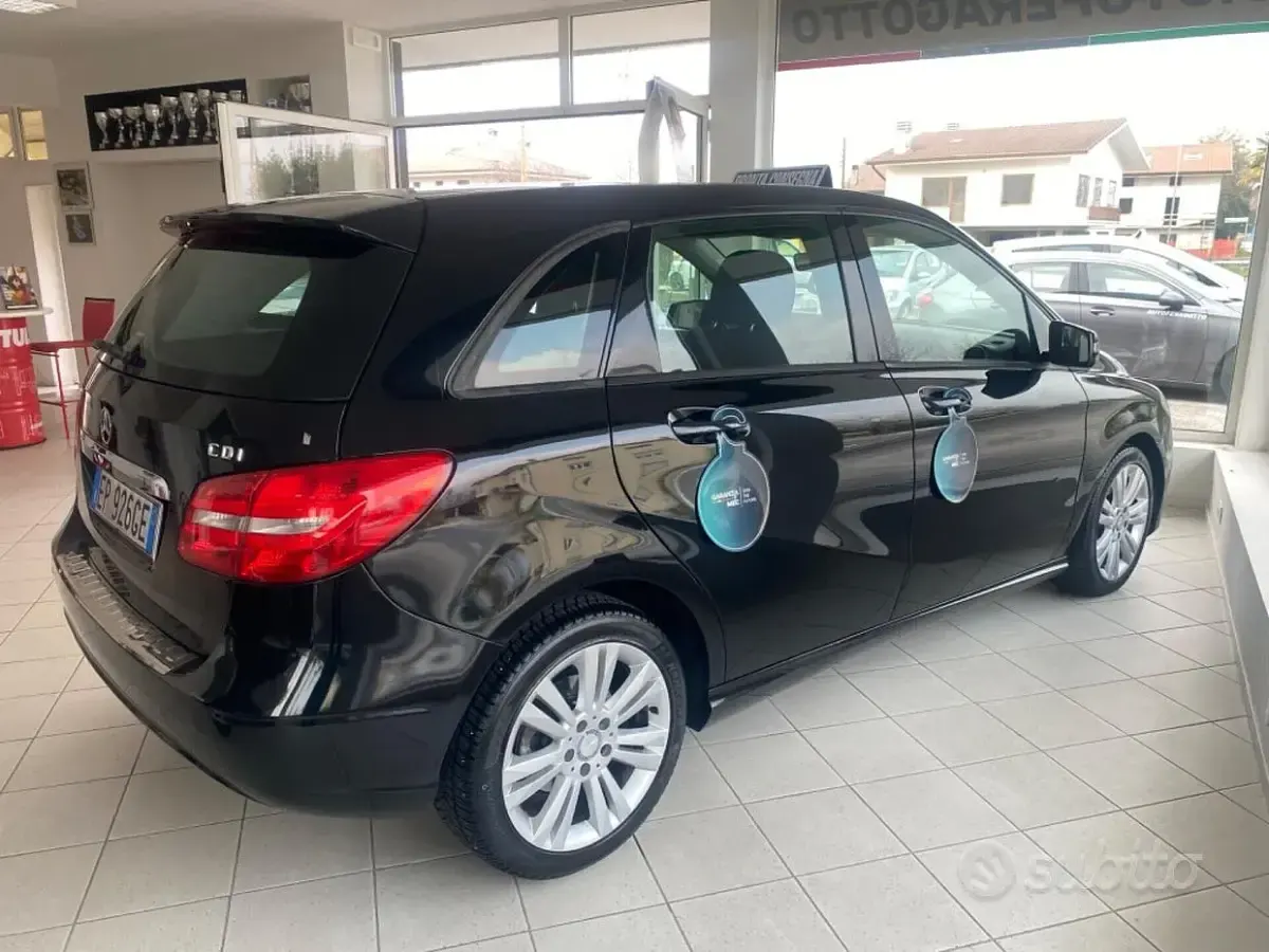 Usata Mercedes B180 Executive 109 CV (80 kW) 2013 Nero Utilitaria