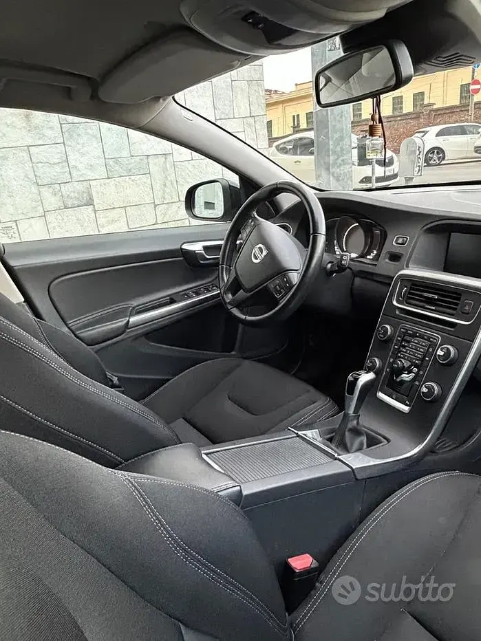 Usata Volvo V60 120 CV (88 kW) 2017 Nero Station wagon