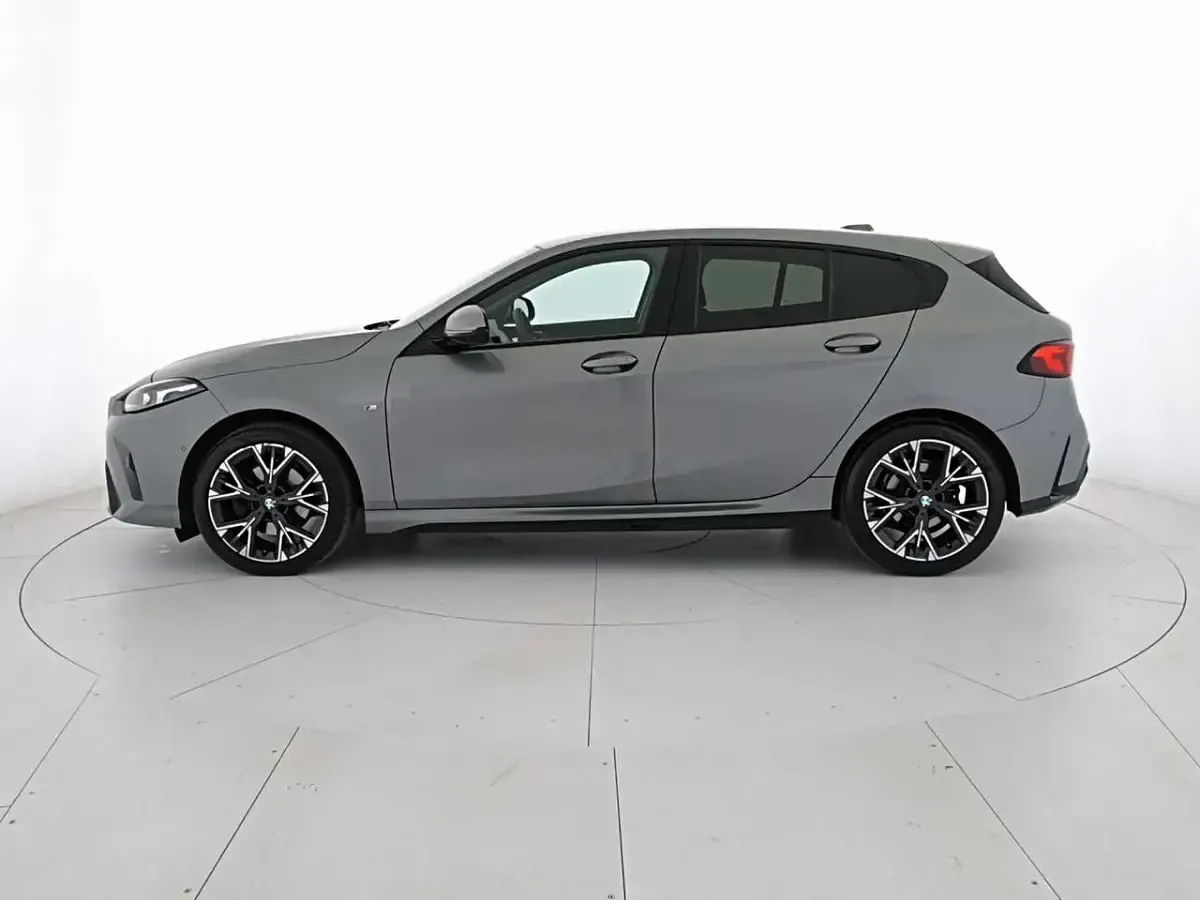 Usata BMW 116 M Sport 122 CV (89 kW) 2025 Skyscraper grey Utilitaria