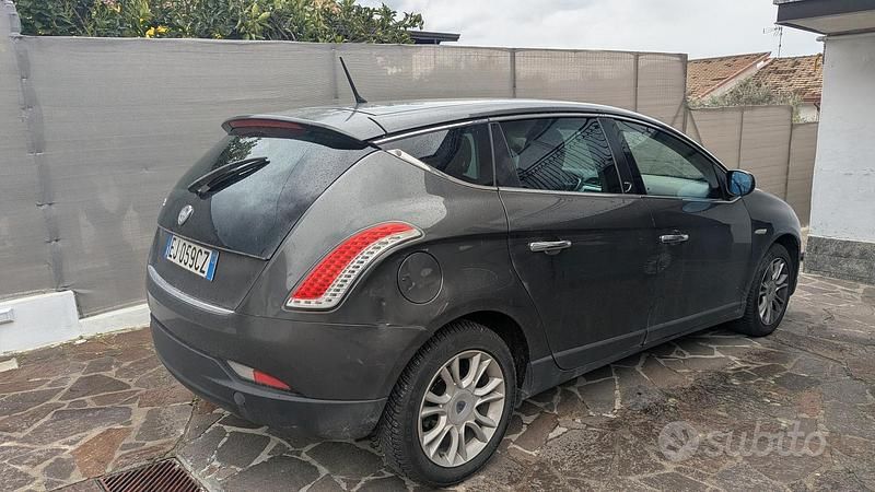 Usata Lancia Delta 120 CV (88 kW) 2011 Grigio Utilitaria