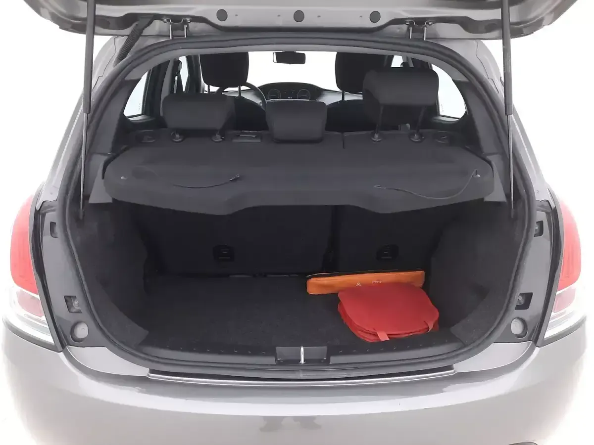 Usata Lancia Ypsilon Silver 70 CV (51 kW) 2022 Grigiogrigio Utilitaria