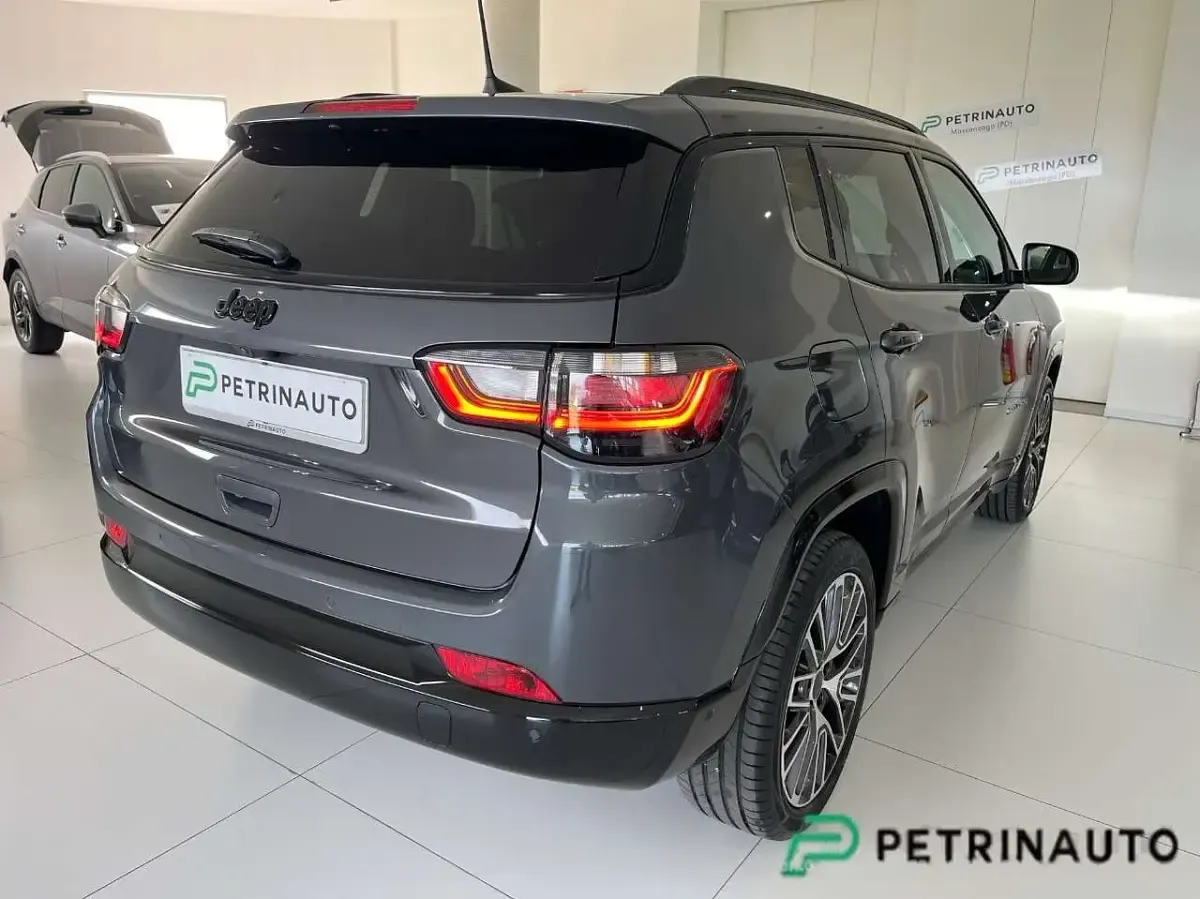 Usata Jeep Compass Summit 131 CV (96 kW) 2025 Graphite grey met. SUV