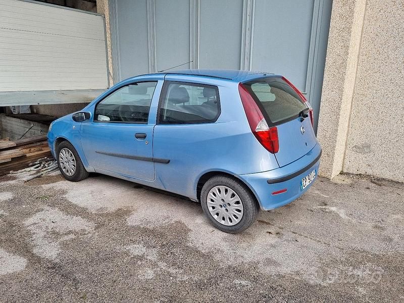 Usata Fiat Punto 75 CV (55 kW) 2003 Blu Utilitaria