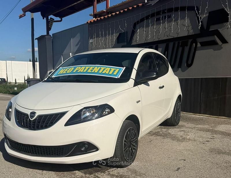 Usata Lancia Ypsilon 69 CV (50 kW) 2023 Bianco Utilitaria