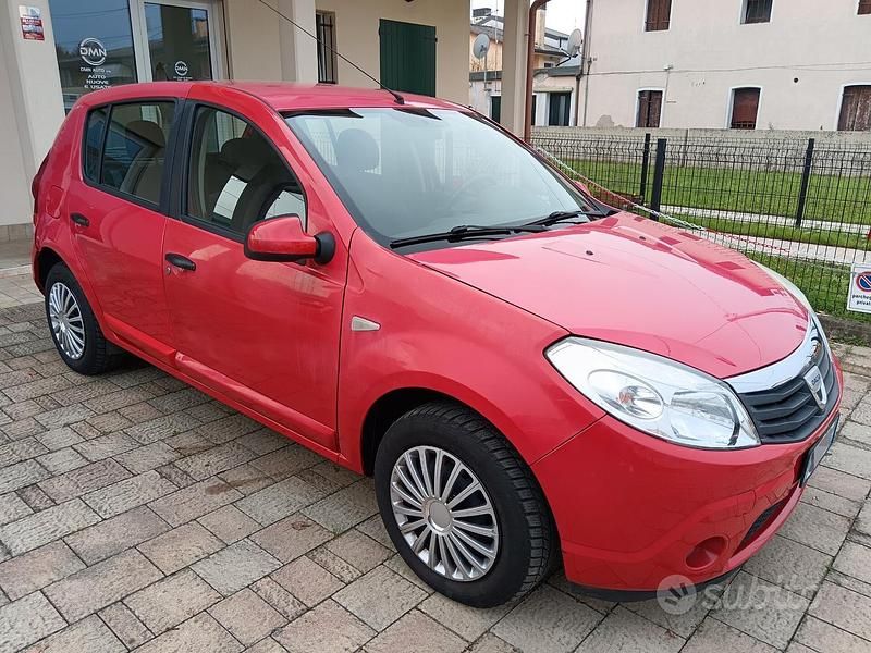 Rosso Usata 2009 Dacia Sandero Ambiance Tre volumi | 1490 € (Ottimo prezzo) - Immagine 1/4