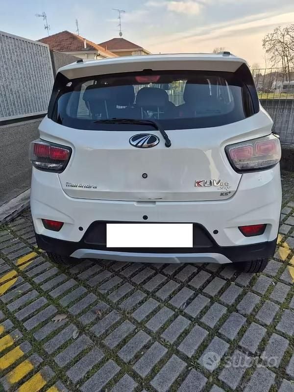 Usata Mahindra KUV100 83 CV (61 kW) 2021 Bianco SUV