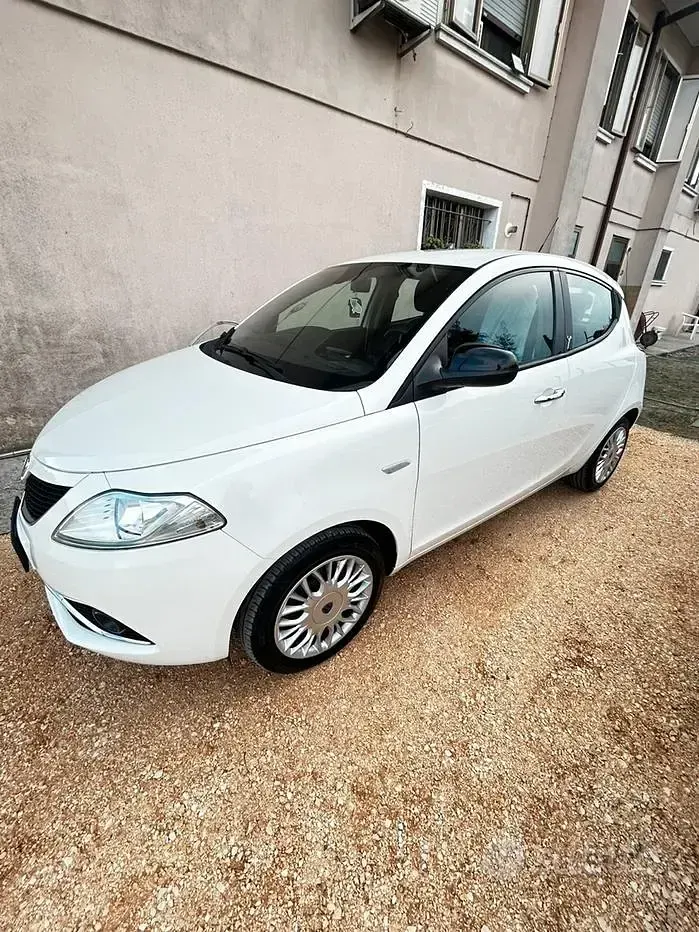 Usata Lancia Ypsilon 95 CV (69 kW) 2017 Bianco Utilitaria