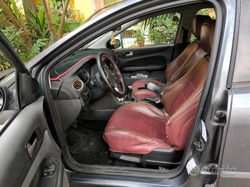 Grigio Usata 2006 Ford Focus Tre volumi | 1000 € (Super prezzo) - Immagine 1/4