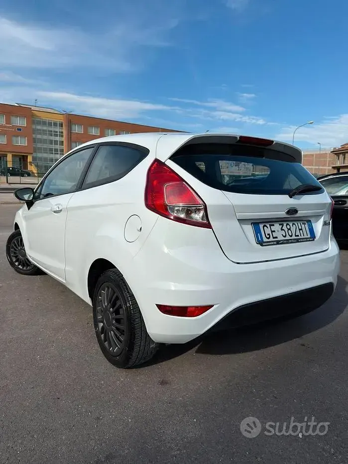 Usata Ford Fiesta Titanium 60 CV (44 kW) 2015 Bianco Utilitaria