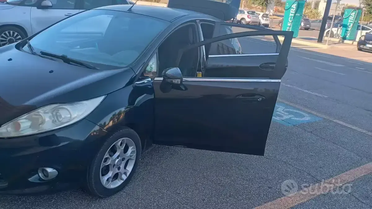 Usata Ford Fiesta Titanium 70 CV (51 kW) 2012 Nero Berlina
