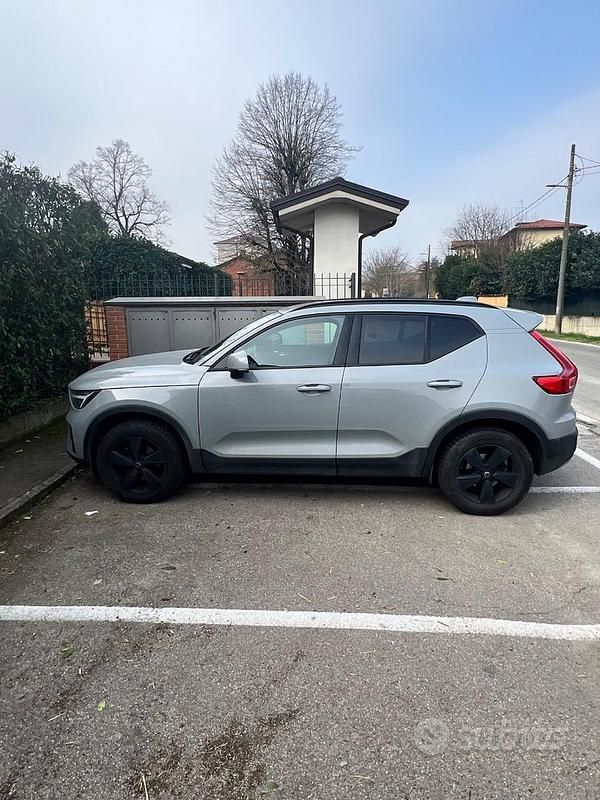Usata Volvo XC40 129 CV (94 kW) 2024 Grigio SUV