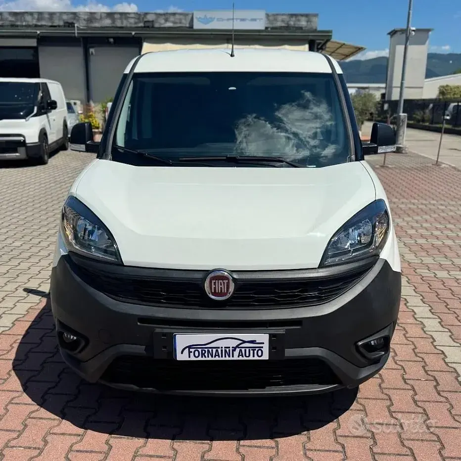 Usata Fiat Doblò Lounge 105 CV (77 kW) 2022 Bianco Monovolume
