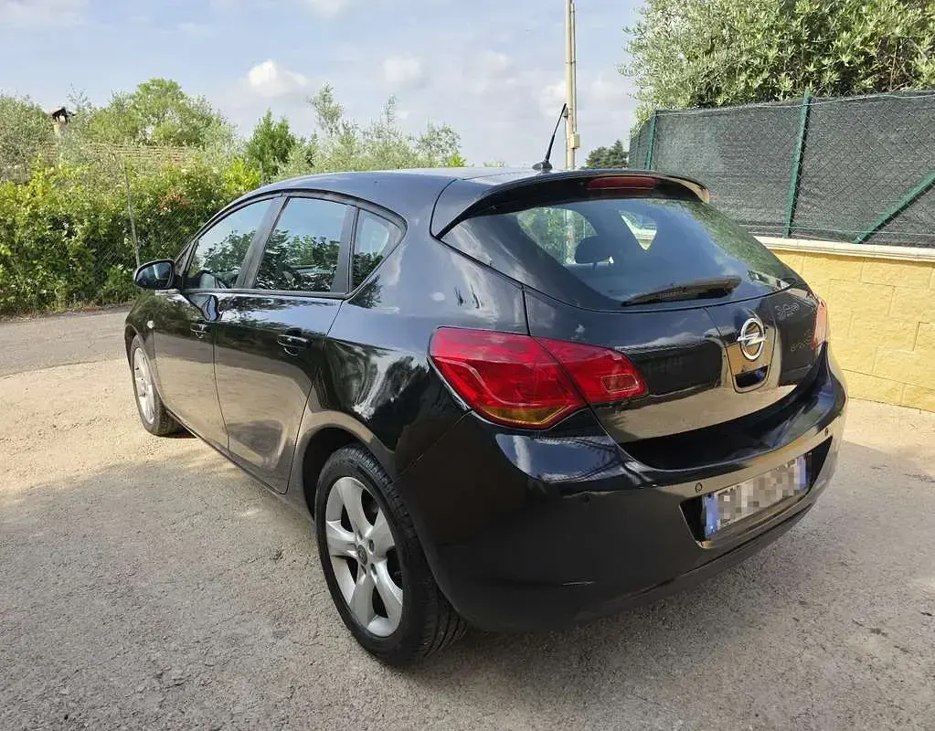 Usata Opel Astra Cosmo 110 CV (80 kW) 2011 Nero Berlina