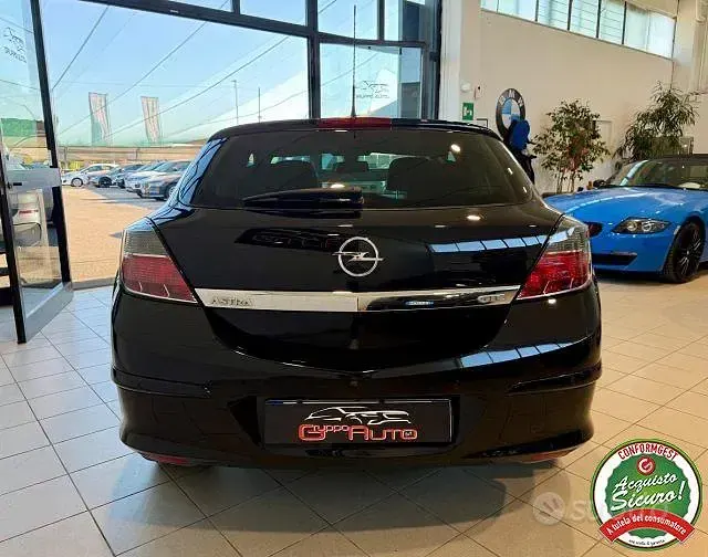 Usata Opel Astra GTC Edition 90 CV (66 kW) 2010 Nero Utilitaria
