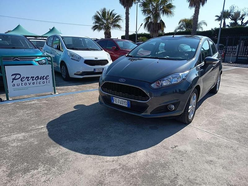 Usata Ford Fiesta 75 CV (55 kW) 2016 Grigio Berlina
