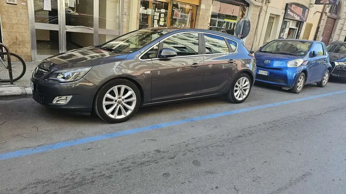 Usata Opel Astra 82 CV (60 kW) 2011 Berlina
