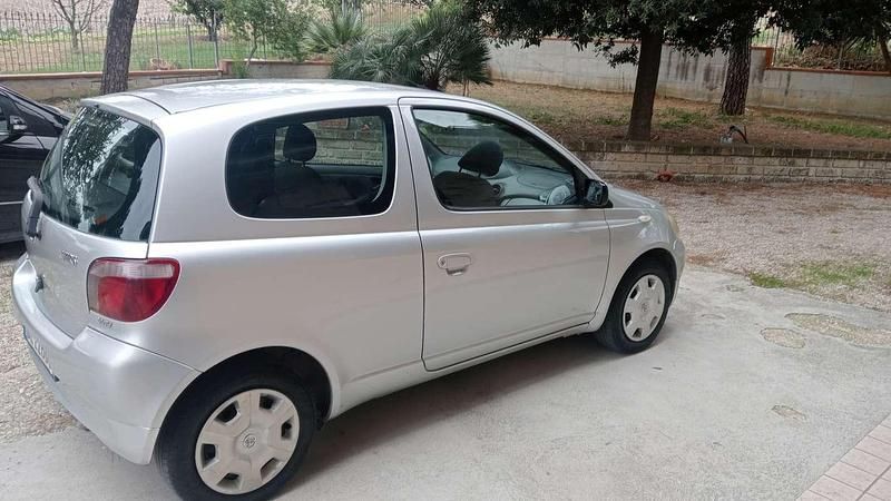 Usata Toyota Yaris 68 CV (50 kW) 2002 Argento Berlina